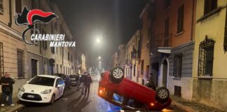 Perde il controllo dell’auto, urta tre auto e si ribalta in corso Garinbaldi: la conducente, illesa, aveva un tasso alcolemico di 1,64 g/l