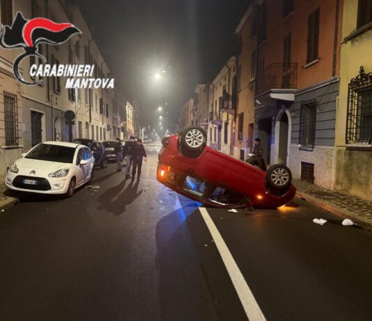 Perde il controllo dell’auto, urta tre auto e si ribalta in corso Garinbaldi: la conducente, illesa, aveva un tasso alcolemico di 1,64 g/l