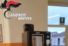 Raid notturno alla scuola primaria “Pomponazzo” a Mantova: rubati computer, tablet e danneggiato distributore di bevande