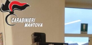 Raid notturno alla scuola primaria “Pomponazzo” a Mantova: rubati computer, tablet e danneggiato distributore di bevande