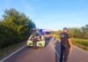 Ciclista urtato da un’auto cade e batte la testa: è grave