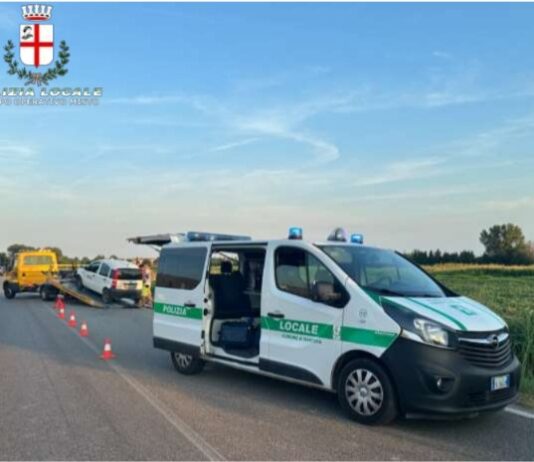 Provoca un maxi incidente senza patente, scappa a piedi e denuncia il furto dell’auto: incastrato 31enne