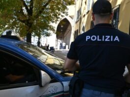 Aggredisce i poliziotti e distrugge il pronto soccorso: arrestato un 25enne