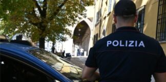 Aggredisce i poliziotti e distrugge il pronto soccorso: arrestato un 25enne