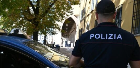 Aggredisce i poliziotti e distrugge il pronto soccorso: arrestato un 25enne