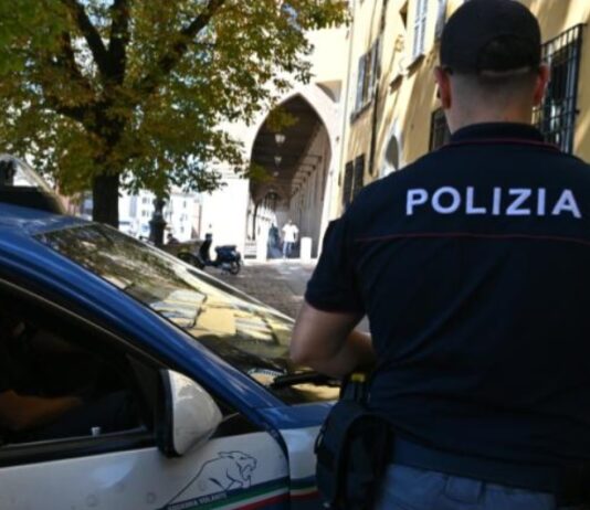 Aggredisce i poliziotti e distrugge il pronto soccorso: arrestato un 25enne