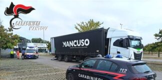 Infortunio nel parcheggio del centro commerciale a Viadana: autista cade dal camion e batte la testa